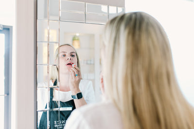 Comment traiter les lèvres sèches et gercées avec les soins de la peau bio Eminence